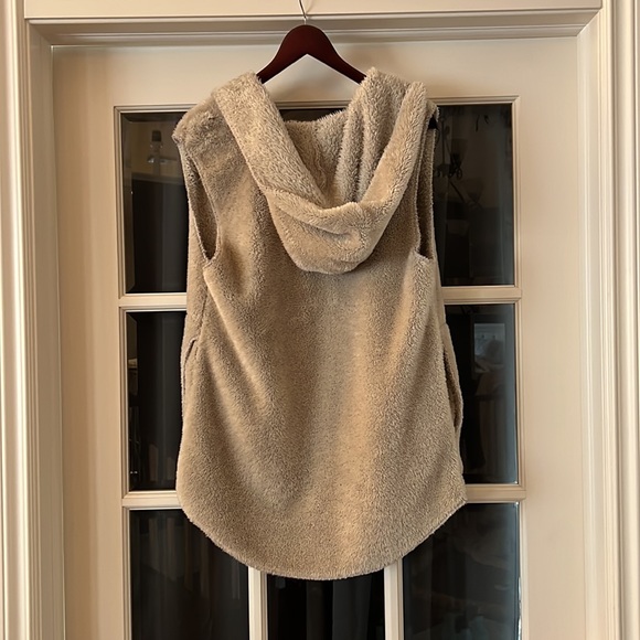 Warm and cozy vest! - Picture 3 of 3